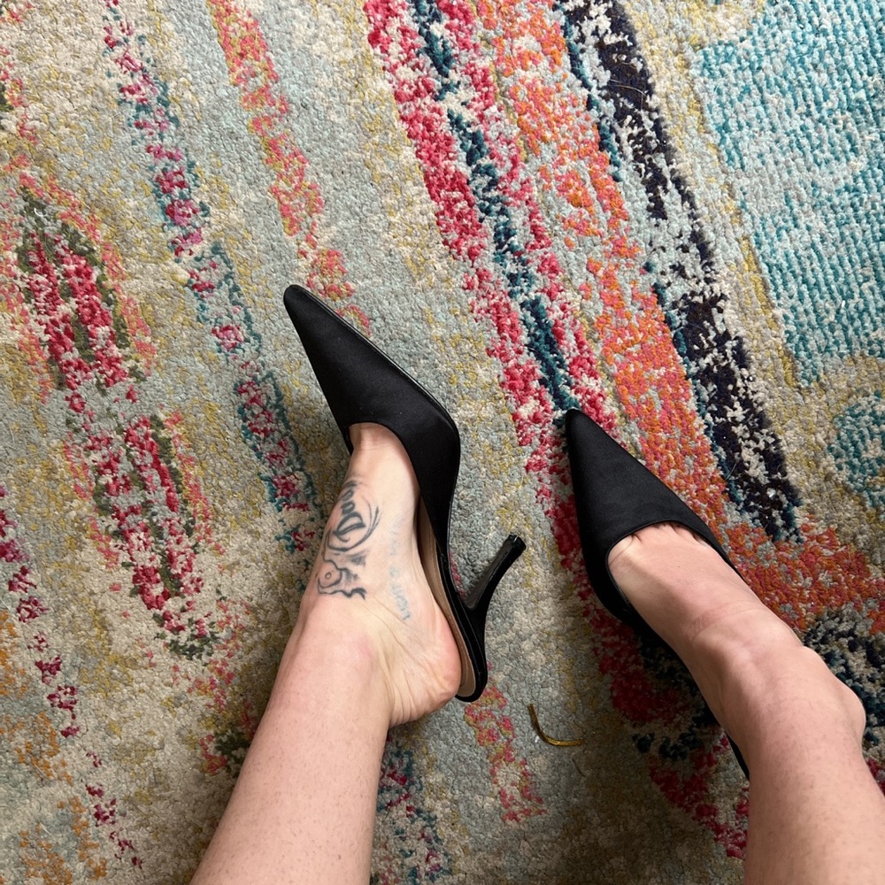 Black pumps